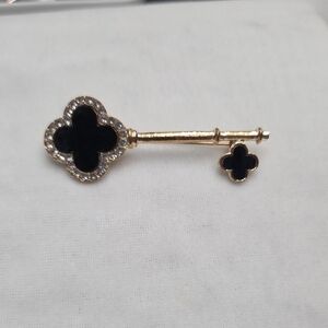 Women's Black Gold Clover Key Rhinestone Brooch Style Pin Elegant Unique NWOT